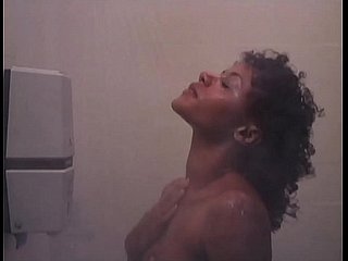 k. Entrenamiento: Chica blue de ébano desnuda en la ducha