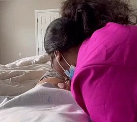 Enfermera milf de ébano curando una gran polla underwood sexo. La encontré en meetxx. com