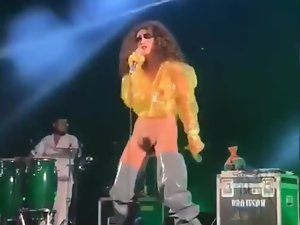 4 nos sahne konseri seksi kıllı şarkıcı kamu çıplak