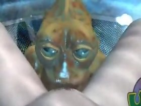 raccapricciante dita subacquea alieni il suo nuovo amante umana nel watersphere