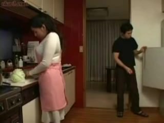 Japanische Mistranslate und Sohn in der Küche Spaß