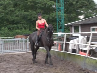 Hollanda'dan Sevimli gençler üstsüz ve atlarını binmek için hazır