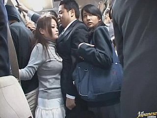 붐비는 버스에서 구강 성교를주는 장난 꾸러기 아시아 여학생