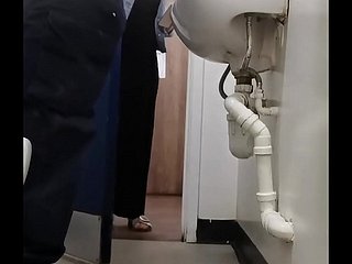 فلاش الديك لامرأة في مرحاض عام