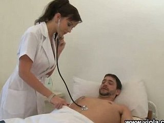 Pielęgniarka opiekuje 2 pacjentów